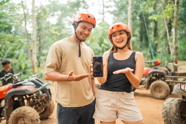 Couple Asiatique Avec Savety Équipement Montrant Téléphone Vide Caméra Tout Image En Vente