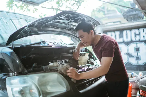 Ένας Μηχανικός Ανοίγει Καπό Για Επισκευάσει Μια Μηχανή Αυτοκινήτων Ένα — Φωτογραφία Αρχείου