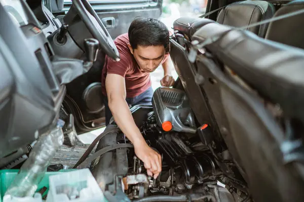 Мужчина Механик Проверяет Двигатель Автокреслом Ремонтной Мастерской — стоковое фото