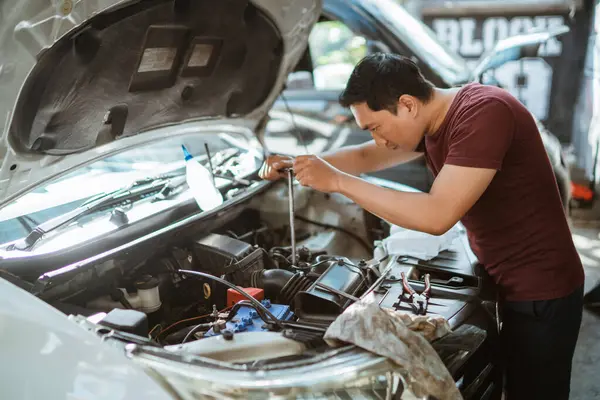 Young Male Mechanic Using Tools Repair Car Engine Repair Shop — Stock Photo, Image
