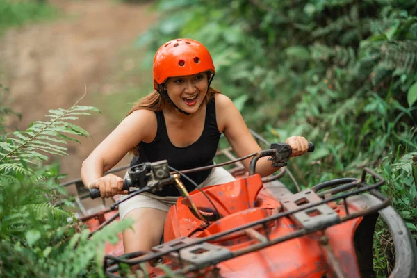Joven Asiático Mujer Sonriendo Mientras Cabalgando Atv Través Difícil Terreno — Foto de Stock