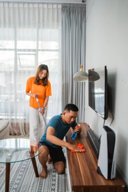 Asyalı çiftin evi birlikte temizlediği potrait.