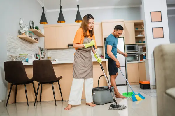 Pasangan Asia Melakukan Pekerjaan Rumah Tangga Bersama Sama Dengan Mengepel Stok Foto Bebas Royalti