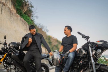 Motosiklette oturan Asyalı erkekler, boş zaman aktivitesi konsepti.