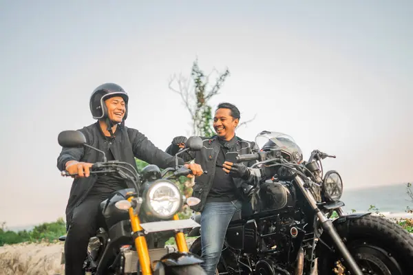 Asiáticos Pilotos Falando Uns Com Outros Enquanto Sentado Motocicleta — Fotografia de Stock