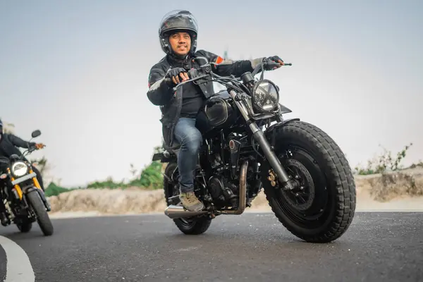遅い速度で旅行するジャケットおよびヘルメットのアジアのモーターシリスト — ストック写真