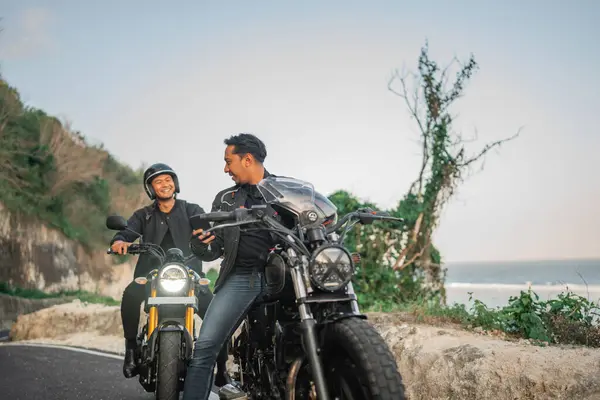 Asiático Motociclista Realizada Conversa Estrada Lateral — Fotografia de Stock