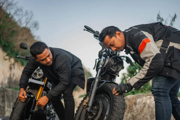 旅行する前に車輪を点検するインドネシアのオートバイ — ストック写真