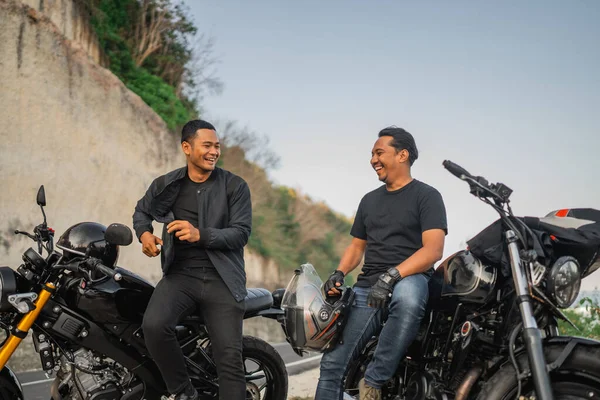 友人と一緒にバイクで旅行する幸せなインドネシア人男性 — ストック写真