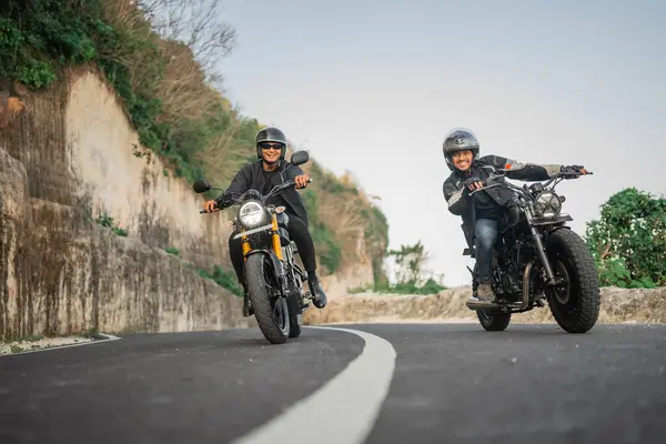 Feliz Asiático Motociclistas Equitação Moto Juntos Lazer Atividade Conceito — Fotografia de Stock