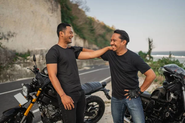 バイクのそばに立って一緒に笑っている幸せなアジアのライダー — ストック写真