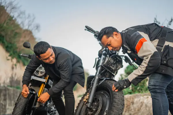 Indonésia Piloto Verificando Inspecionando Roda Moto Antes Viajar — Fotografia de Stock