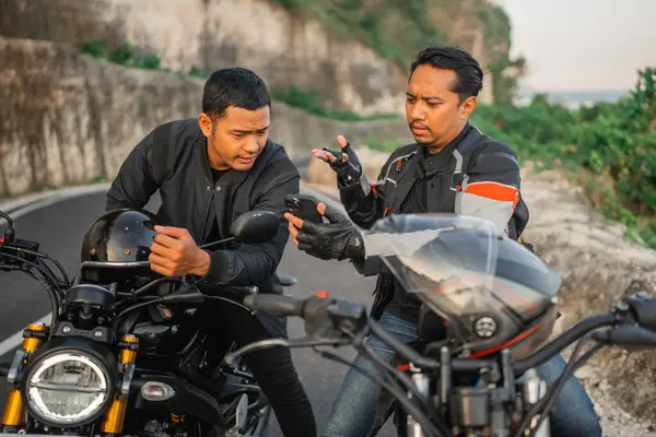 Asiatique Mâle Cavaliers Assis Sur Moto Conversant Sérieusement Tout Tenant — Photo