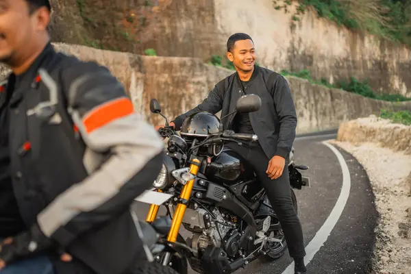 Ásia Cavaleiro Parado Por Lado Estrada Enquanto Vai Moto Aventura — Fotografia de Stock