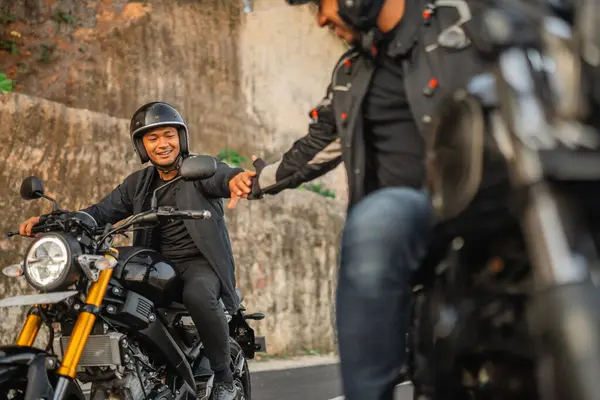 Indonésien Homme Équitation Moto Avec Geste Poignée Main — Photo
