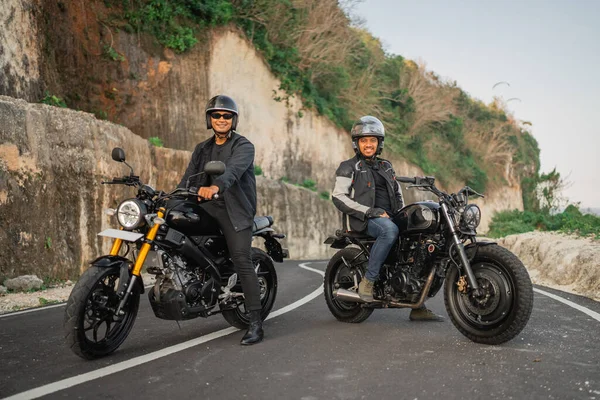 Hommes Indonésiens Portant Veste Casque Assis Sur Moto Sur Route — Photo