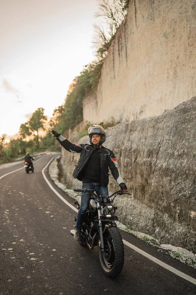 Asiatique Homme Debout Tandis Que Équitation Moto Avec Ouvert Bras — Photo