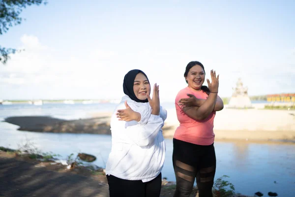 Dışarıdaki Antrenmandan Önce Asyalı Kadınlar Birlikte Isınıyor — Stok fotoğraf
