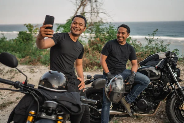 Asiatiska Män Sitter Motorcykel Och Bild Tillsammans Med Hjälp Telefon Stockbild