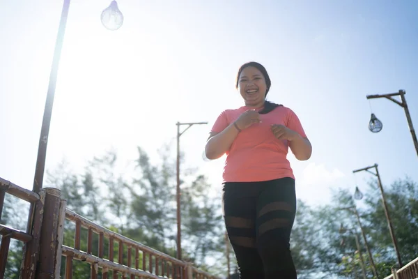 Düşük Açılı Asyalı Sporcu Kadın Dışarıda Koşuyor — Stok fotoğraf