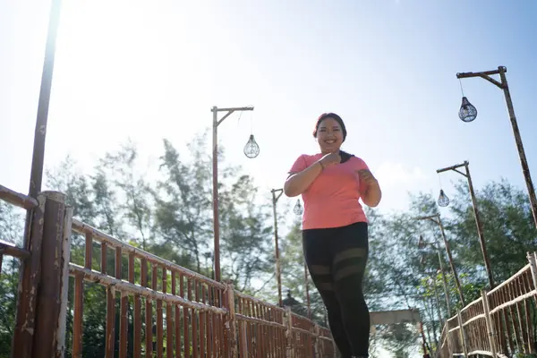 Düşük Açılı Kadın Asyalı Koşucu Açık Hava Parkında Koşuyor — Stok fotoğraf