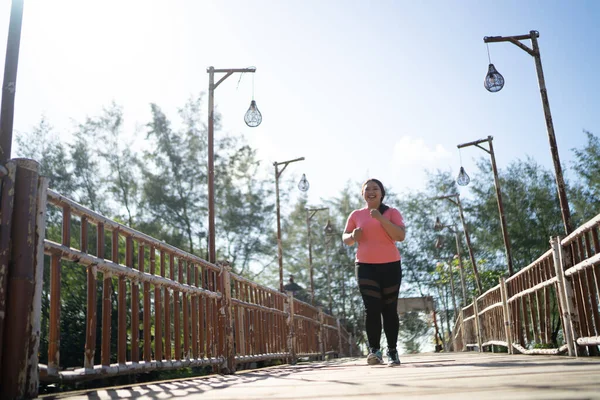 Χαμηλή Γωνία Άποψη Asain Γυναίκα Τρέξιμο Γύρω Από Υπαίθριο Πάρκο — Φωτογραφία Αρχείου