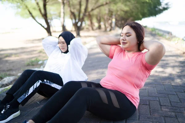 Kesilmiş Asyalı Kadın Görüşü Egzersizden Önce Bir Arada Oturur — Stok fotoğraf