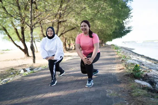 Utomhus Hälsosam Aktivitet Två Kvinnor Sportkläder Uppvärmning Stockbild