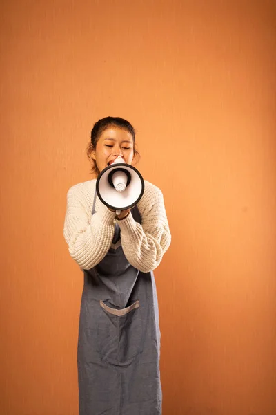 Азиатская Женщина Фартуке Объявляет Мегафоном Изолированном Фоне Стоковое Фото