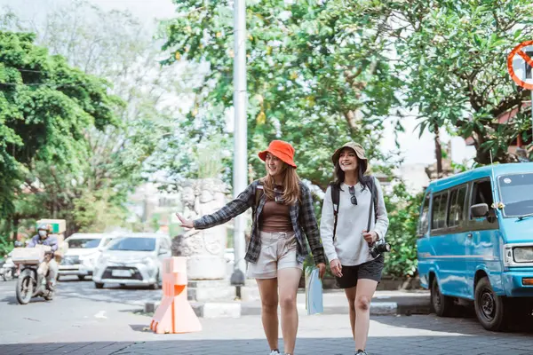 Dwóch Lokalnych Turystów Cieszących Się Wakacjami Spacerując Chodniku Poszukując Miejscowości Obraz Stockowy