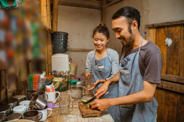 Pasangan Asia Menjual Warung Membuat Minuman Dapur Warung Stok Gambar Bebas Royalti