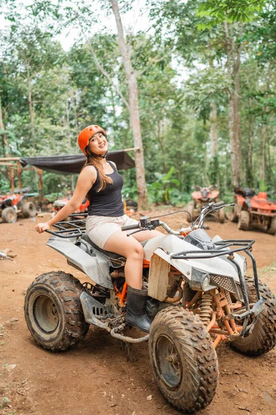 Bela Asiática Mulheres Sorrindo Olhando Para Câmera Enquanto Sentado Atv Imagem De Stock