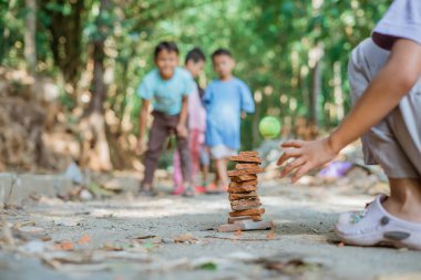 geleneksel oyun oynayan seçici odak çocuk el yığınları