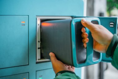 Erkek eli elektrik aküsünden elektrik aküsünü çekiyor.
