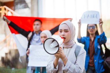 Gençlik aktivistleri önemli değişim ve sosyal adalet çabalarını tutkuyla savunuyorlar.