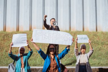 Protestocular güçlü bir mitingde sosyal değişim ve adalet için seslerini yükseltiyorlar..