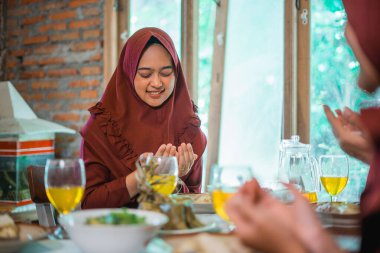 İnsanları bir araya getiren kahkaha ve lezzetli yemeklerle dolu sıcak bir yemek deneyimi.