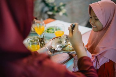 Lezzetli ve lezzetli yiyeceklerin yayılması üzerine aileyle paylaşılan yürek ısıtan bir an.