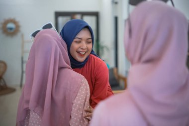 Geleneksel giyinmiş kadınlar, heyecanla özel anlarını paylaşıyorlar.