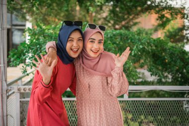 İki neşeli kadın açık hava ortamında gerçekten mutlu bir anı paylaşıyorlar.