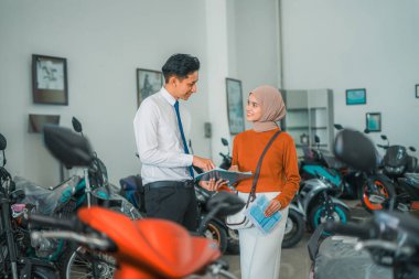 Motosiklet satıcısı, motosiklet galerisinde peçeli kadın müşteriyle tanışır.