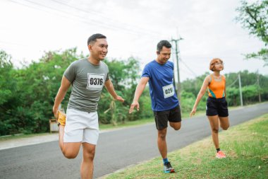 Spor giyim yarışmasında koşucular maratondan önce ısınıyor