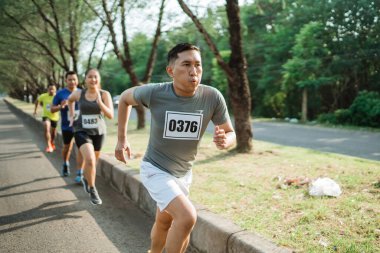 Spor müsabakasına katılan Asyalı erkek.