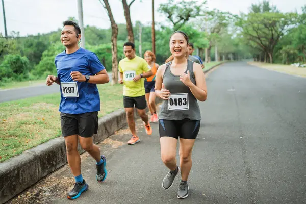 Asyalı atlet aktivitesi parkta maraton yarışmasına katıldı