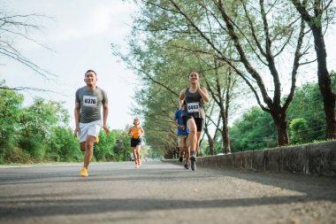 Maraton yarışmasında insanlar yolda koşuyor