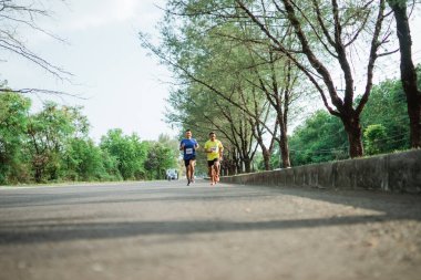 Maraton yarışması için yolda koşan maratoncu