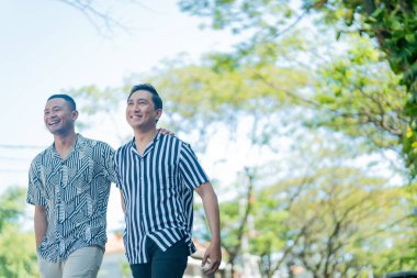 İki yakın arkadaş mutlulukla doğa yürüyüşünün tadını çıkarıyorlar. Dostluk ve neşe somutlaştırıyorlar.