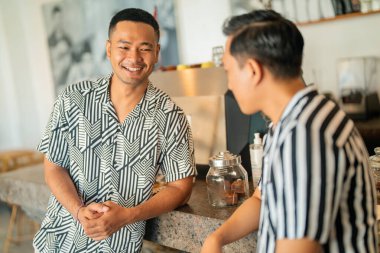 Eğlenceli bir atmosfer, arkadaşlarla gülüşmeler ve eğlenceli sohbetler.