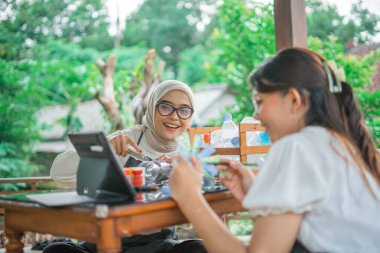 Seçici odak noktası Asyalı kadının plastik şişe atığını yükseltmesi