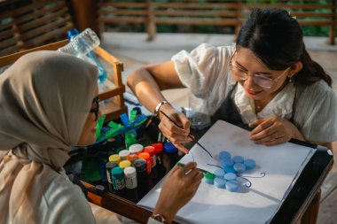 Kadınlar plastik şişe kapağı ve sürdürülebilirlik kavramı kullanarak sanat yapmayı severler.